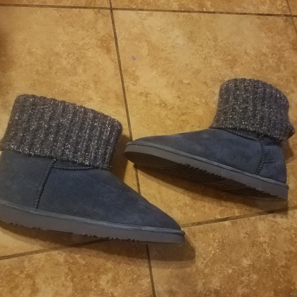 Womens lamo boots size 11 like new